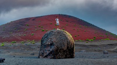 Persona subida sobre la bomba volcánica de Montaña Colorada