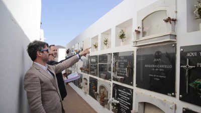Momento de la exhumación de cinco cadáveres en el Cementerio de San Román. Fotos: Juan Mateos.
