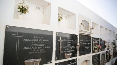 Momento de la exhumación de cinco cadáveres en el Cementerio de San Román. Fotos: Juan Mateos.