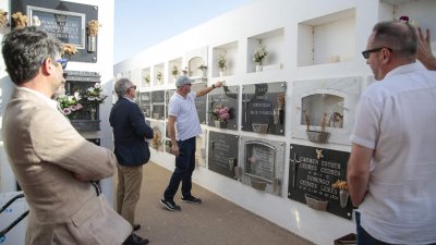 Momento de la exhumación de cinco cadáveres en el Cementerio de San Román. Fotos: Juan Mateos.