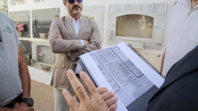 Momento de la exhumación de cinco cadáveres en el Cementerio de San Román. Fotos: Juan Mateos.