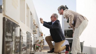 Momento de la exhumación de cinco cadáveres en el Cementerio de San Román. Fotos: Juan Mateos.