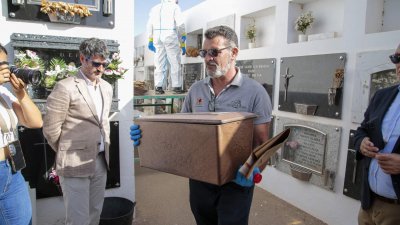 Momento de la exhumación de cinco cadáveres en el Cementerio de San Román. Fotos: Juan Mateos.