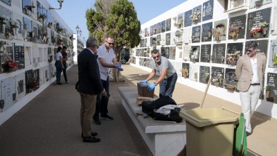 Momento de la exhumación de cinco cadáveres en el Cementerio de San Román. Fotos: Juan Mateos.
