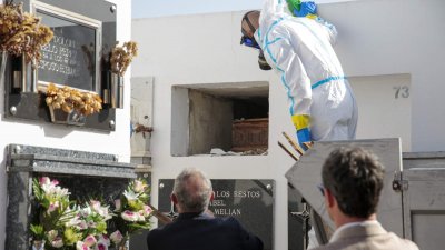 Momento de la exhumación de cinco cadáveres en el Cementerio de San Román. Fotos: Juan Mateos.