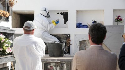 Momento de la exhumación de cinco cadáveres en el Cementerio de San Román. Fotos: Juan Mateos.