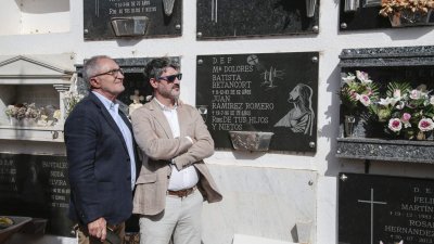 Momento de la exhumación de cinco cadáveres en el Cementerio de San Román. Fotos: Juan Mateos.