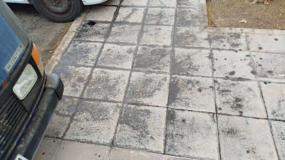 Suciedad en las baldosas de las aceras