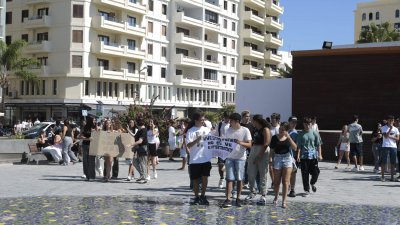 Estudiantes de bachillerato salen a la calle en Arrecife para pedir un examen PAU "más justo"