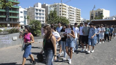 Estudiantes de bachillerato salen a la calle en Arrecife para pedir un examen PAU "más justo"