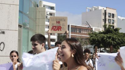 Estudiantes de bachillerato salen a la calle en Arrecife para pedir un examen PAU "más justo"