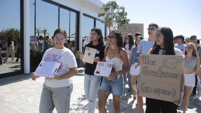 Estudiantes de bachillerato salen a la calle en Arrecife para pedir un examen PAU "más justo"