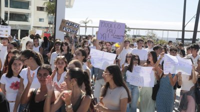 Estudiantes de bachillerato salen a la calle en Arrecife para pedir un examen PAU "más justo"