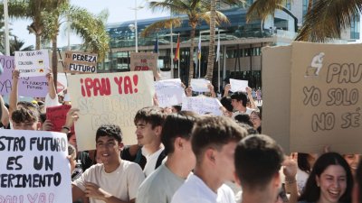 Estudiantes de bachillerato salen a la calle en Arrecife para pedir un examen PAU "más justo"