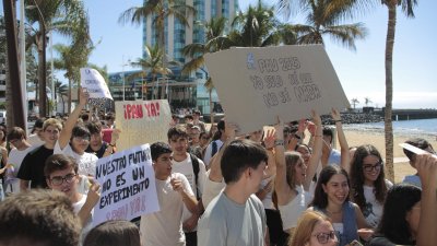 Estudiantes de bachillerato salen a la calle en Arrecife para pedir un examen PAU "más justo"