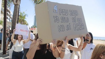 Estudiantes de bachillerato salen a la calle en Arrecife para pedir un examen PAU "más justo"
