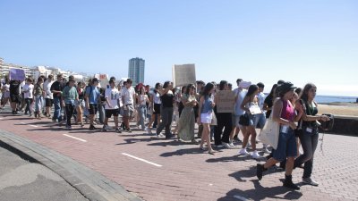 Estudiantes de bachillerato salen a la calle en Arrecife para pedir un examen PAU "más justo"