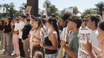 Estudiantes de bachillerato salen a la calle en Arrecife para pedir un examen PAU "más justo"