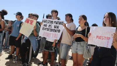 Estudiantes de bachillerato salen a la calle en Arrecife para pedir un examen PAU "más justo"