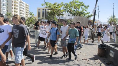 Estudiantes de bachillerato salen a la calle en Arrecife para pedir un examen PAU "más justo"