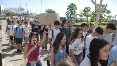 Estudiantes de bachillerato salen a la calle en Arrecife para pedir un examen PAU "más justo"