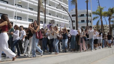 Estudiantes de bachillerato salen a la calle en Arrecife para pedir un examen PAU "más justo"