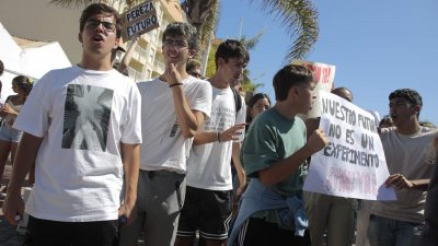 Estudiantes de bachillerato salen a la calle en Arrecife para pedir un examen PAU "más justo"