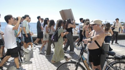 Estudiantes de bachillerato salen a la calle en Arrecife para pedir un examen PAU "más justo"