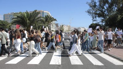 Estudiantes de bachillerato salen a la calle en Arrecife para pedir un examen PAU "más justo"