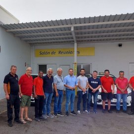 Yonathan de León y el concejal de Transportes, Mario González, reunidos con el sector del taxi de Arrecife