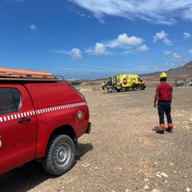 Los bomberos atendiendo al hombre en la playa de Papagayo