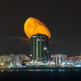La luna tras el Gran Hotel de Arrecife. Foto: Juan Méndez @j.mendez.fotografía