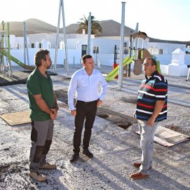 Óscar Noda,  Rubén Arca y el responsable de la empresa en el parque infantil inclusivo de Uga