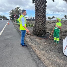 El vicepresidente y consejero de Obras Públicas, Jacobo Medina, durante una visita para comprobar el estado de los márgenes de las carreteras.