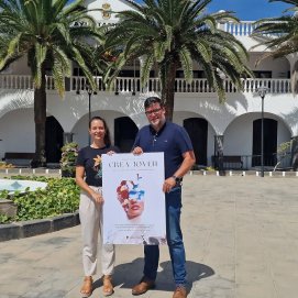 Isidro Pérez y Mónica de León con el cartel del certamen en San Bartolomé