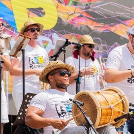 Componentes de la orquesta  'Rikabanda' en una de sus actuaciones