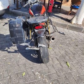 Motocicleta con el impacto tras el accidente