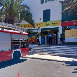 Un camión de bomberos en el operativo en el Hiperdino Express de Las Cucharas. 