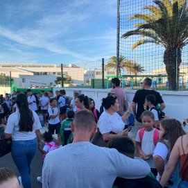 Los niños y los padres a la salida de los centros educativos en Tías