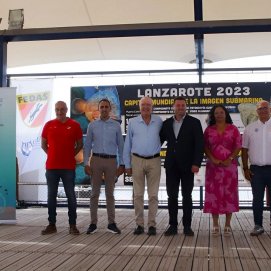 Los miembros de Ayuntamiento de Yaiza en la presentación de los concursos de fotografía