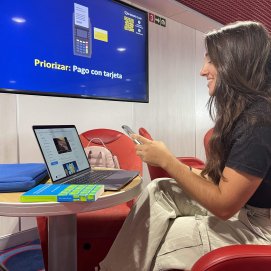 Imagen de una estudiante a bordo