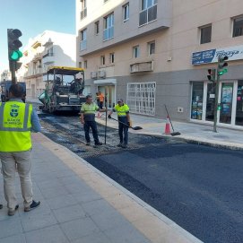 Yonathan de León supervisando el reasfaltado de la calle Portugal en Arrecife