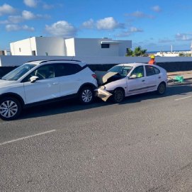 El choque entre los dos coches y una moto en Playa Blanca