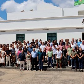 Los trabajadores frente al Ayuntamiento de Tías