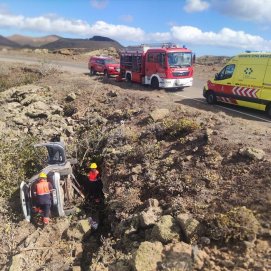 Los bomberos rescatando a la persona en el interior del coche en el jameo