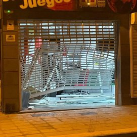 La persiana rota tras el robo en el salón de juegos en Arrecife