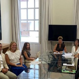 La concejal de Turismo y con los integrantes de la Mesa de Turismo de Arrecife en la reunión para los Premios Turismo