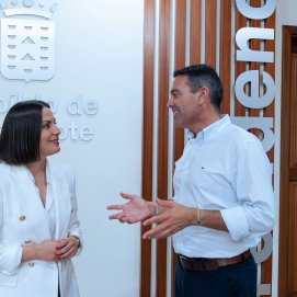 El presidente del Cabildo de Lanzarote y la consejera de Cultura del Gobierno de Canarias abordan las prioridades de actuación  en materia de cultura, patrimonio y proyectos de innovación e investigación. Foto: Cabildo de Lanzarote.
