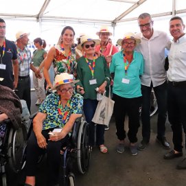 Visita de mayores dependientes en la Feria de Artesanía de Lanzarote. Foto: Cabildo de Lanzarote.