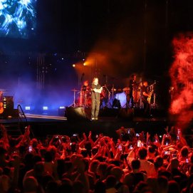 Juanes en el escenario en su concierto en Los Dolores